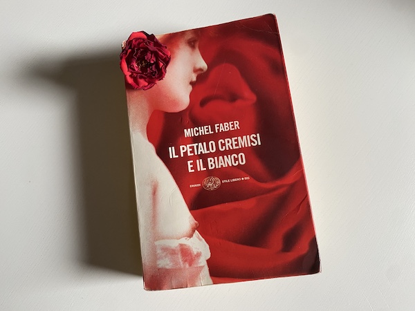 il petalo cremisi e il bianco